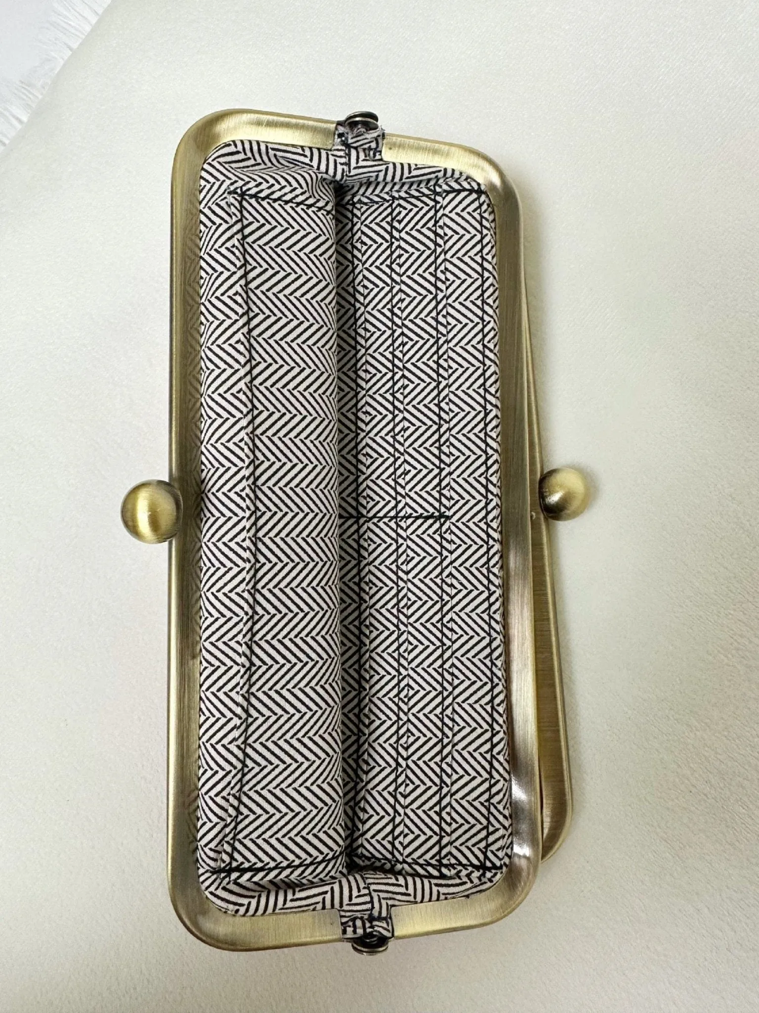 BP208 Karen Kiss Lock Clutch