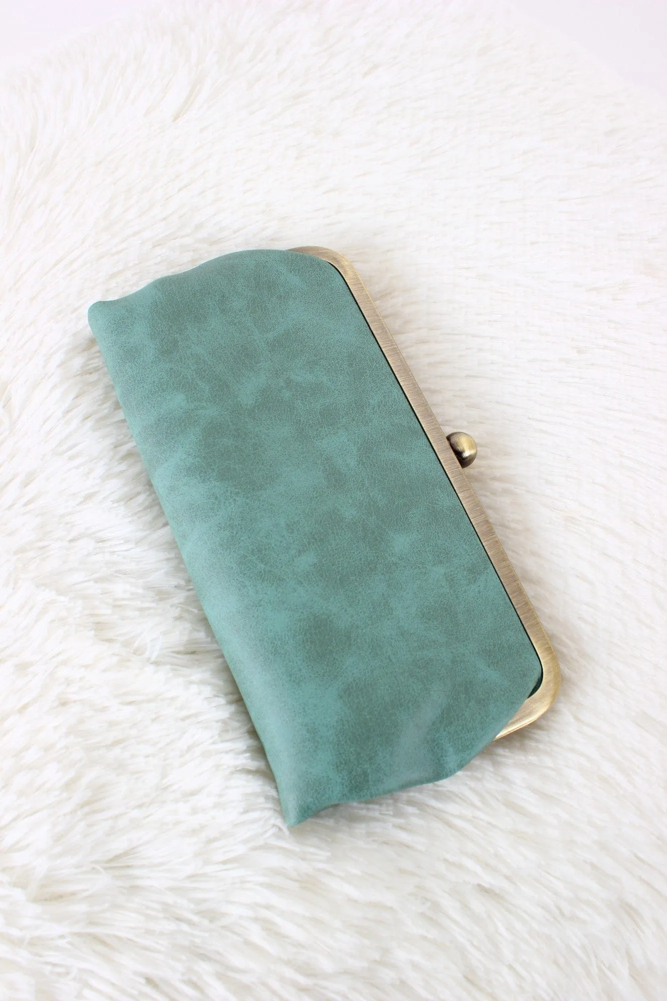BP208 Karen Kiss Lock Clutch