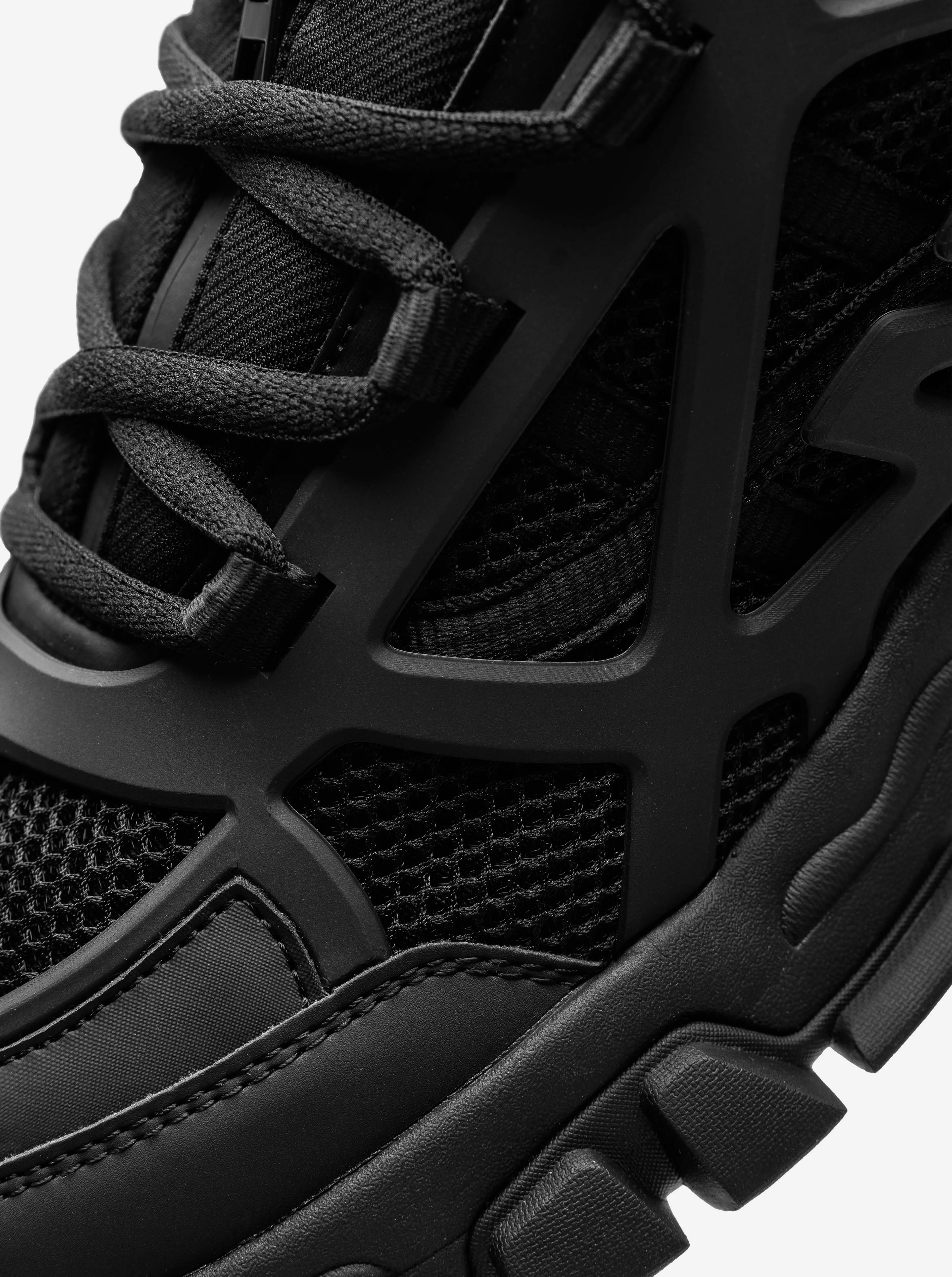 RANGE RUNNER - TRIPLE BLACK