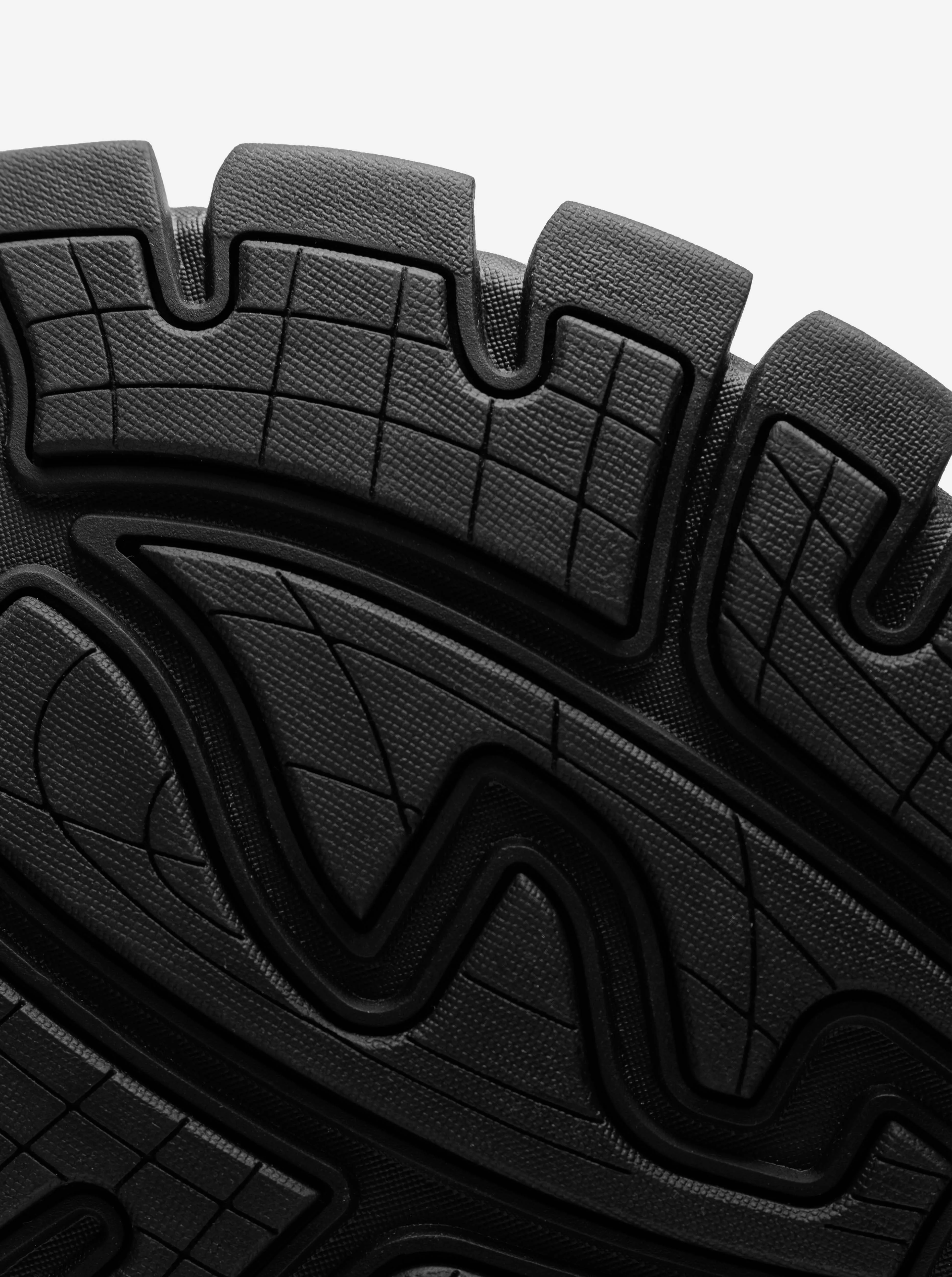 RANGE RUNNER - TRIPLE BLACK