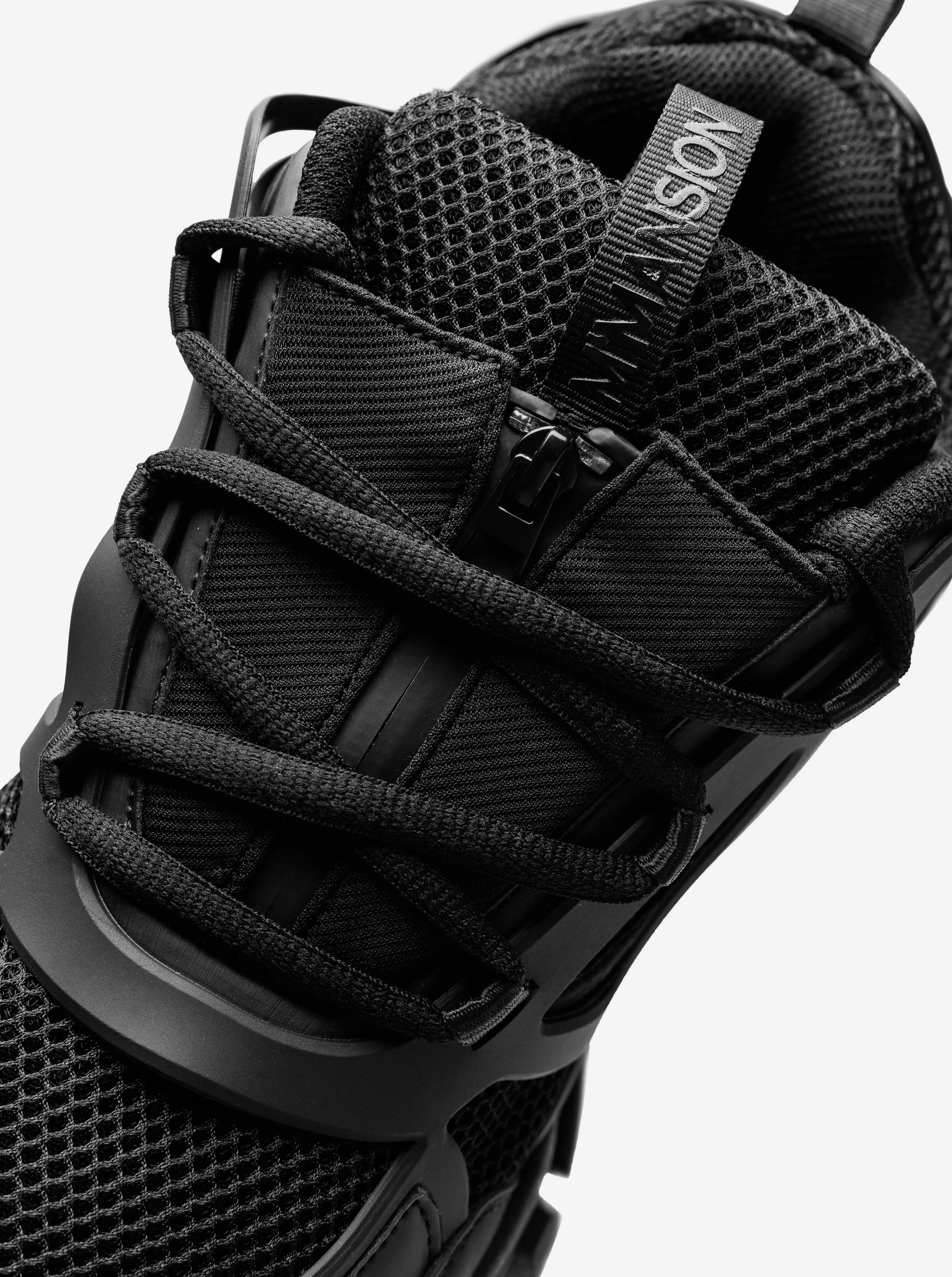 RANGE RUNNER - TRIPLE BLACK
