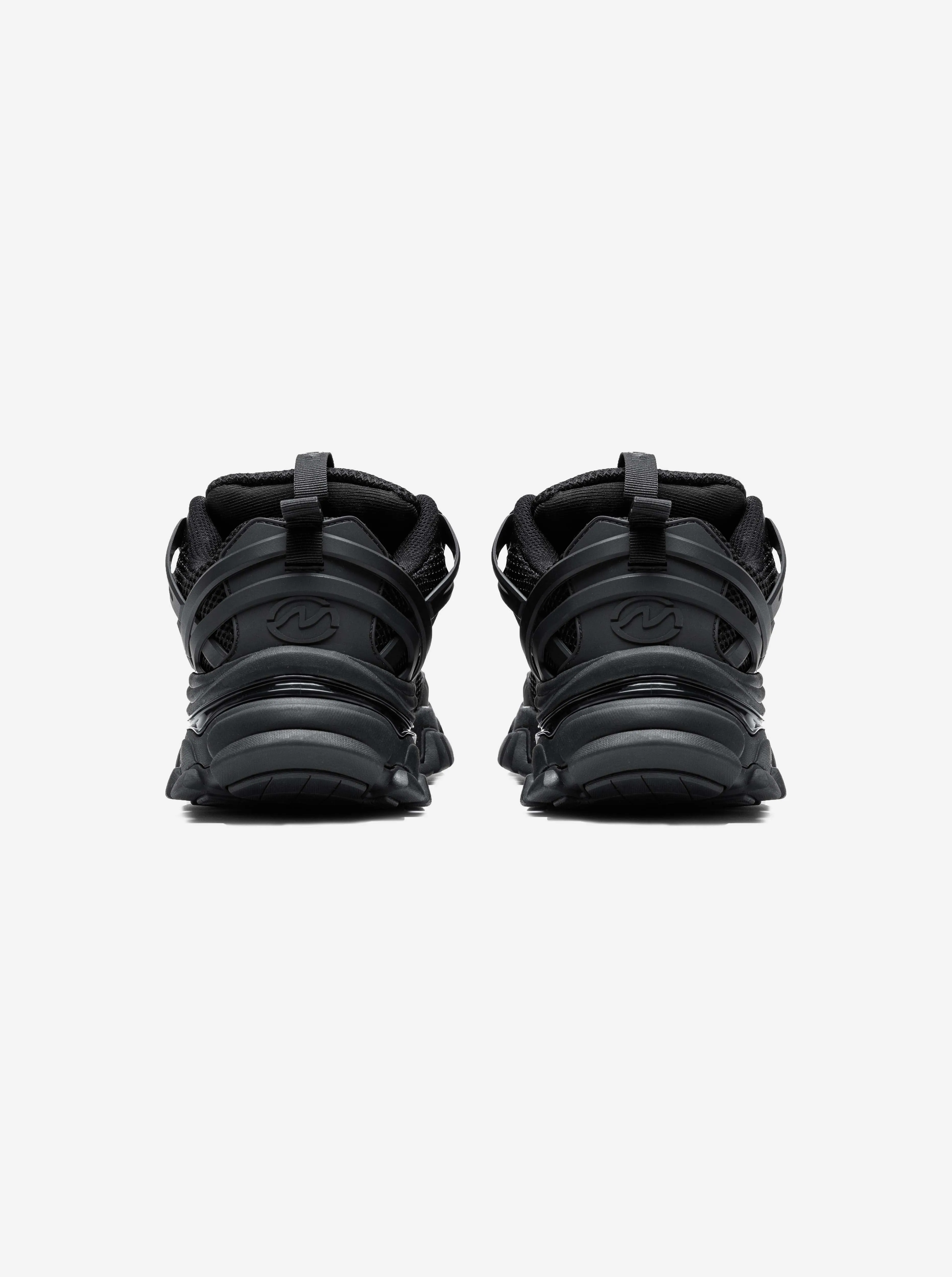 RANGE RUNNER - TRIPLE BLACK