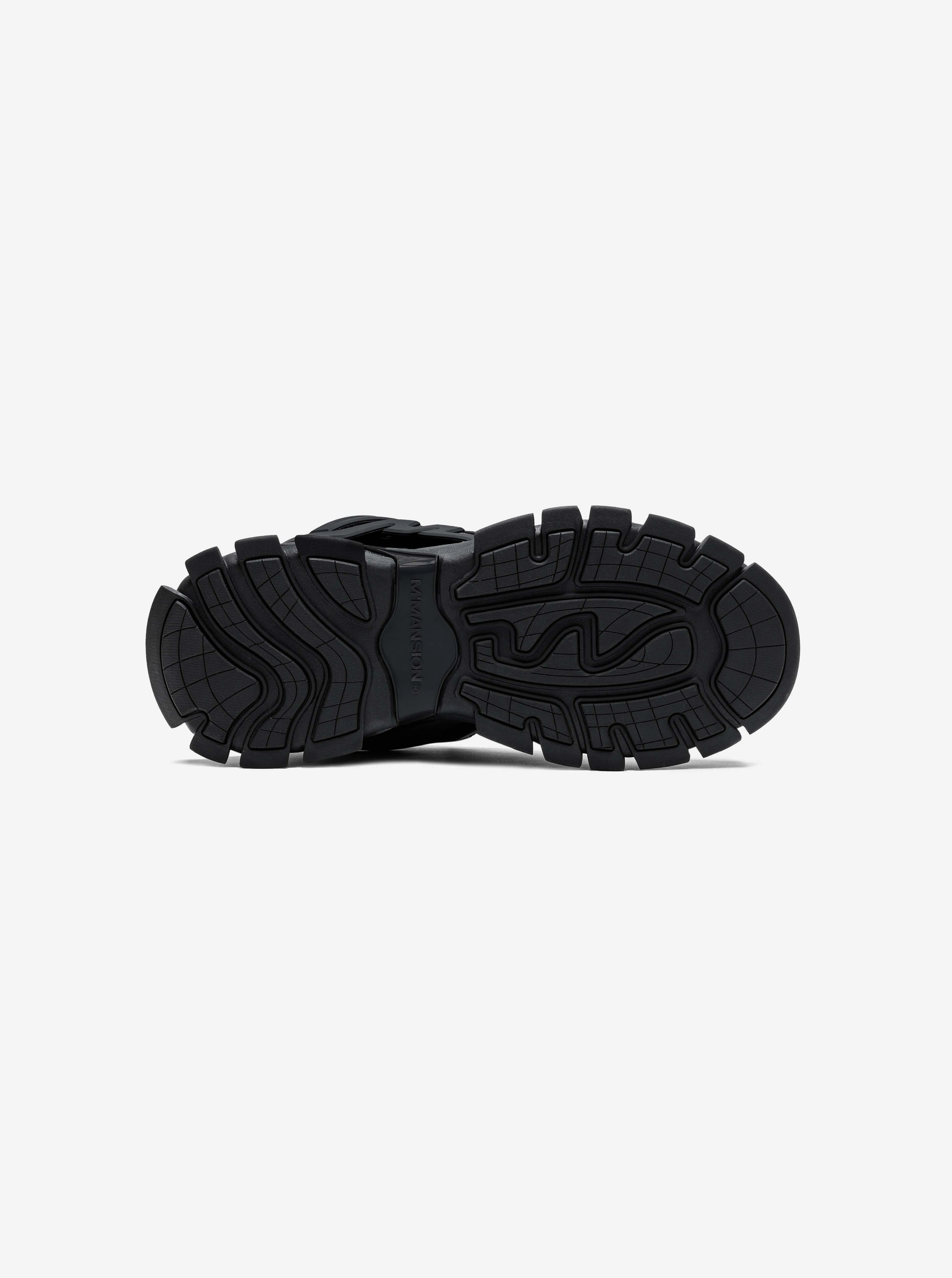 RANGE RUNNER - TRIPLE BLACK